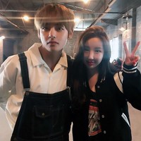 Soorin Kim memotret para personel BTS untuk mobile game BTS World. Beberapa waktu lalu, ia pun mengunggah serangkaian fotonya ke Instagram yang bikin iri para fans. Apalagi Soorin juga berfoto dengan V. Foto: Instagram @thisissoorin