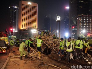 Pemprov DKI: Bambu Getah Getih di Bundaran HI Dibongkar karena Rapuh