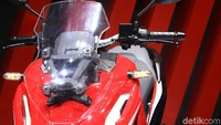 Bergeser ke bagian belakang, garis desain masih mempertahankan tampilan gambot, dengan jok bertingkat yang dilengkapi behel model tanduk. 