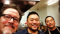 Jon juga dekat dengan para chef terkemuka. Kali ini ia berswafoto dengan Chef David Chang dan Chef Roy Choi. Foto: Instagram jonfavreau