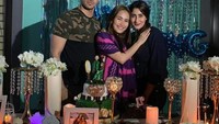 Bersahabatan dengan pedangdut Ayu Ting Ting, Tania mengajak Abdull untuk memberika kejutan ulang tahun kepada sahabatnya tersebut. Foto: Instagram @tanianadiraa