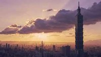 Dengan tinggi yang mencapai 1,667 kaki, gedung Taipei 101 memegang gelar bangunan tertinggi di dunia selama enam tahun. Istimewa/Dok. www.usnews.com.