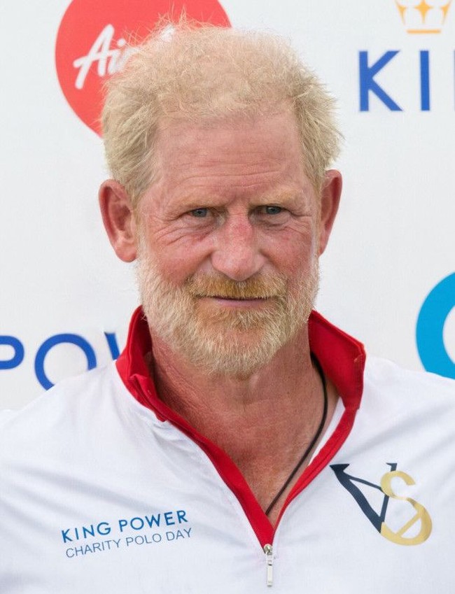 Nah, inilah penampilan Pangeran Harry ketika sudah jadi opa-opa. Wajahnya tampak lebih tua dari Pangeran William, ya? Tapi Pangeran William tetap terlihat seperti opa-opa keren. Foto: Credit: Faceapp