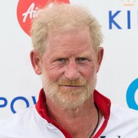 Nah, inilah penampilan Pangeran Harry ketika sudah jadi opa-opa. Wajahnya tampak lebih tua dari Pangeran William, ya? Tapi Pangeran William tetap terlihat seperti opa-opa keren. Foto: Credit: Faceapp