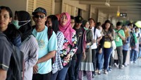 Para penonton mengantre untuk dapat menyaksikan turnamen Indonesia Open 2019 di hari ketiga.