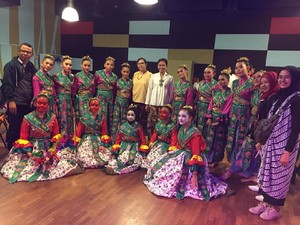 SMP Labschool Jakarta Juara Lomba Tari Tradisional di Paris