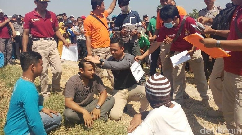 Rekonstruksi Pembunuhan Denny Mayat dalam Karung di Blora Digelar Rekonstruksi Pembunuhan Denny Mayat dalam Karung di Blora Digelar