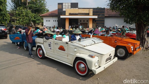 Fenomena VW Camat kini amat digemari oleh wisatawan di Magelang. Apollo Widhiantmoko Banuaji adalah pelopor tur mobil klasik itu (Ahmad Masaul Khoiri/detikcom)