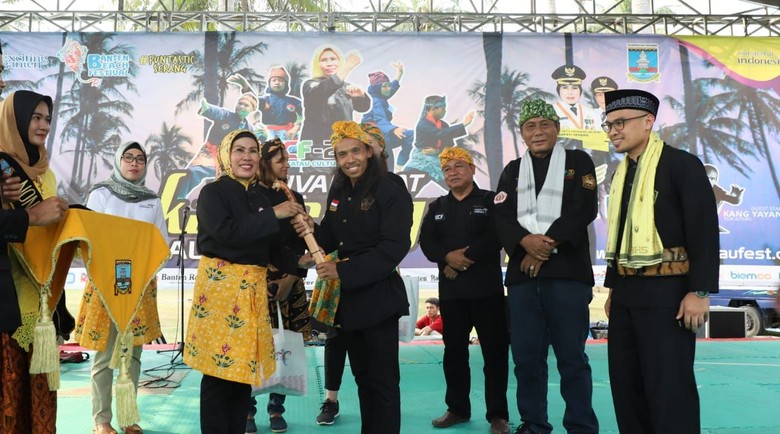 Yayan Ruhian dan Bupati Serang Silat Bareng di Pantai Anyer Yayan Ruhian dan Bupati Serang Silat Bareng di Pantai Anyer