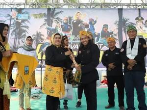 Yayan Ruhian dan Bupati Serang Silat Bareng di Pantai Anyer