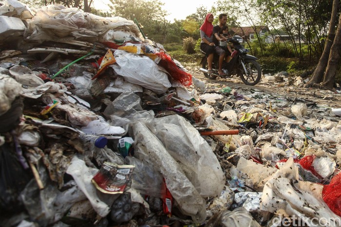Potret Nyata Tumpukan Sampah Plastik Di Sekitar Kita