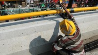 Pengecatan flyover dilakukan sebagai upaya mempercantik kawasan Ciputat.