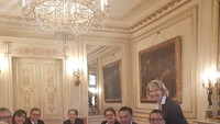 Latar belakang keluarga dan profesi sebagai diplomat membuat Dino melanglang buana. Kala di Paris, ia makan siang sambil berdiskusi dengan anggota France - Indonesia Friendship Group. Foto: Instagram dinopattidjalal