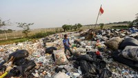 Sampah tampak menumpuk di tempat penampungan di kawasan Tangerang.