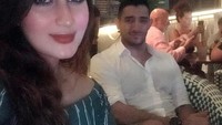Makan malam berdua dilakukan Tania dan Abdull Alwi untuk mengenal satu sama lain. Di sebuah resto ternama di Bali, Tania mengabadikan momen berdua dengan berselfie. Foto: Instagram @tanianadiraa