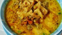Di Bali juga ada soto balungan sapi berkuah santan dan bumbu pekat. Daging dan iganya terasa empuk juicy plus pedas. Foto : Instagram @maknber2