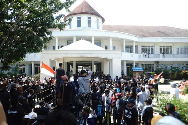 Dalam aksi damai yang berlangsung di Kantor Balai Taman Nasional Komodo, Kantor Kantor Bupati Manggarai Barat dan Kantor DPRD Kab Manggarai Barat, terdapat 4 poin yang disampaikan (dok Istimewa) Dalam aksi damai yang berlangsung di Kantor Balai Taman Nasional Komodo, Kantor Kantor Bupati Manggarai Barat dan Kantor DPRD Kab Manggarai Barat, terdapat 4 poin yang disampaikan (dok Istimewa)