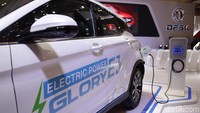 PT Sokonindo Automobile selaku pemegang merek DFSK di arena Gaikindo Indonesia International Auto Show (GIIAS) 2019 mengandalkan Glory E3 sebagai tawaran mobil tanpa emisinya. Foto: DFSK