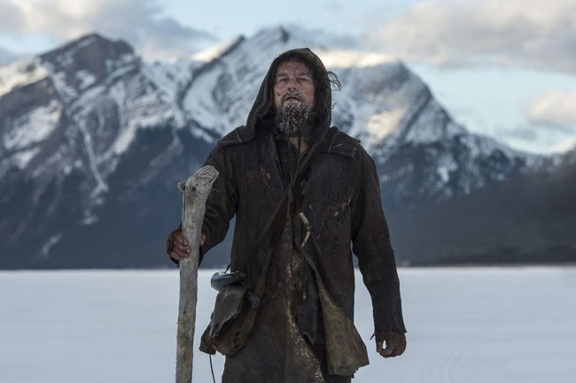 Totalitas akting ditunjukkan Leonardo DiCaprio dalam film The Revenant yang akhirnya membuat dia diganjar piala Oscar sebagai Aktor Terbaik. Leo rela makan liver bison mentah-mentah meskipun ia seorang vegan, belajar menjahit luka, berenang di sungai beku dan syuting di tempat super dingin. Foto: Istimewa