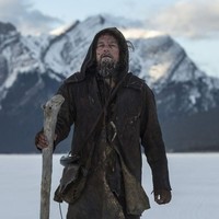 Totalitas akting ditunjukkan Leonardo DiCaprio dalam film The Revenant yang akhirnya membuat dia diganjar piala Oscar sebagai Aktor Terbaik. Leo rela makan liver bison mentah-mentah meskipun ia seorang vegan, belajar menjahit luka, berenang di sungai beku dan syuting di tempat super dingin. Foto: Istimewa
