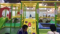 Berbagai perusahaan mainan memamerkan produknya.