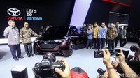 JK melihat-lihat produk yang dipamerkan oleh Toyota.
