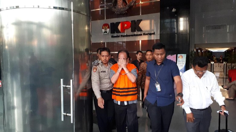 KPK Tahan 4 Tersangka Kasus Suap Anggota DPRD Jambi KPK Tahan 4 Tersangka Kasus Suap Anggota DPRD Jambi