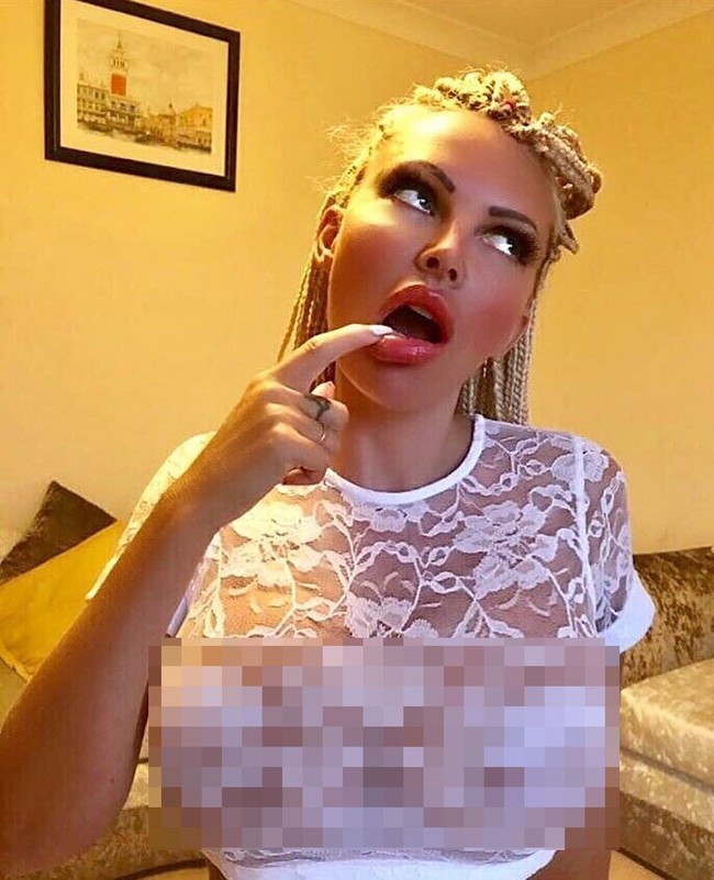 Amanda pertama kali berada di kursi dokter bedah dengan implan 32C seharga £ 4.000 atau senilai Rp 74 juta. Sejak saat itu, Amanda memiliki tiga pekerjaan payudara dan implan 800cc dimasukkan ke payudaranya, ukuran terbesar yang diizinkan oleh dokter. Foto: Instagram