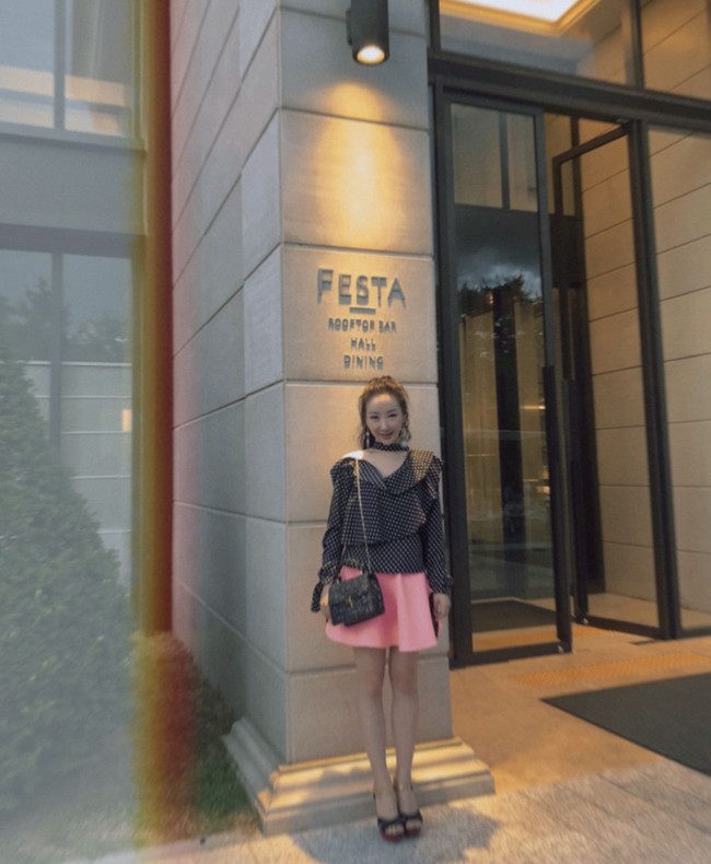 Tentu tak hanya kecantikan yang membuatnya dikagumi. Ia juga memiliki bakat-bakat selain fotografi. Di akun Instagram-nya, Soorin menulis jika ia juga seorang penulis serta founder dan direktur kreatif untuk brand fashion Entre Rêves. Foto: Instagram @thisissoorin