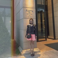 Tentu tak hanya kecantikan yang membuatnya dikagumi. Ia juga memiliki bakat-bakat selain fotografi. Di akun Instagram-nya, Soorin menulis jika ia juga seorang penulis serta founder dan direktur kreatif untuk brand fashion Entre Rêves. Foto: Instagram @thisissoorin