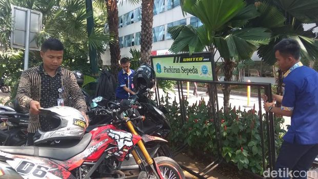Penuh Motor, Parkiran Sepeda di Balai Kota DKI Akhirnya Dipindahkan