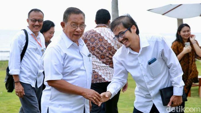 Foto: Darmin Nasution rakor di pinggir pantai Banyuwangi (Ardian Fanani) Foto: Darmin Nasution rakor di pinggir pantai Banyuwangi (Ardian Fanani)