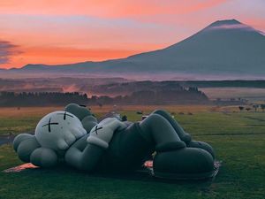 Asoy... Patung Raksasa Kaws Rebahan di Depan Gunung Fuji