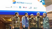 Presiden Direktur Astra International Prijono Sugiarto (kedua kiri) bersama Ketua OJK Wimboh Santoso (tengah) dan pimpinan Astra berbincang saat peluncuran booth Astra Financial di GIIAS 2019, Kamis (18/7).