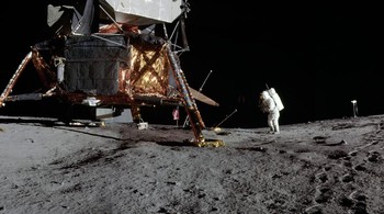 Dalam membuat foto-foto panorama ini, para ahli di fasilitas NASA bernama Johnson Space Center menjahit gambar-gambar yang diambil ketika para astronot mendarat di Bulan. Foto: NASA