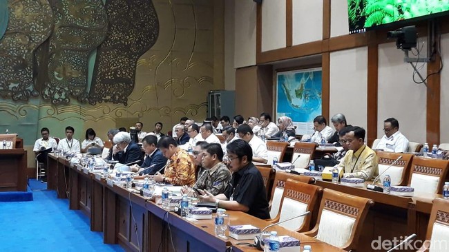 Debat Panas Jonan dan Komisi VII Soal BBM dan Listrik