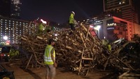 Sebanyak 6 unit truk disiapkan petugas untuk mengangkut bambu. Satu dari truk tersebut sudah penuh terisi potongan bambu. (Ahmad Bil Wahid/detikcom)