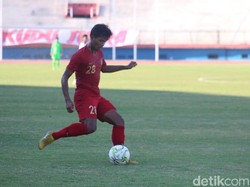 Timnas U-19 bisa unggul beberapa saat menjelang turun minum. Saddam Emiruddin dilanggar di kotak penalti. Rendy bisa menunaikan tugasnya dengan baik, bisa mencatatkan namanya di papan skor. Tim Merah-Putih unggul 1-0 saat turun minum.