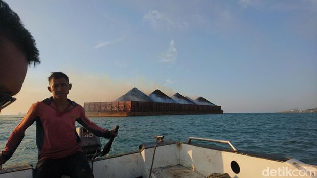 Batu bara muatan kapal terbakar di Merak