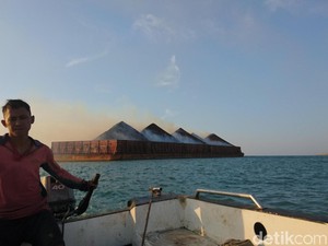 Batu Bara di Kapal Tongkang Terbakar, Nelayan Merak Khawatir