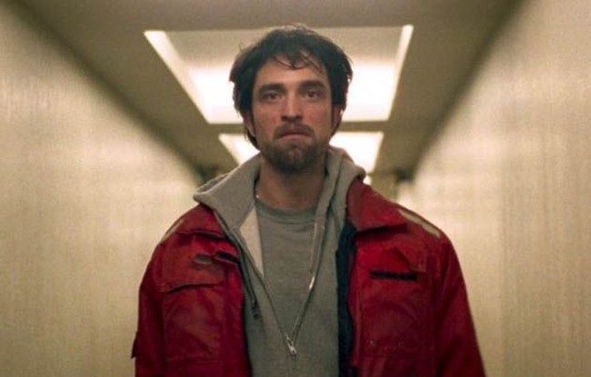 Robert Pattinson berperan sebagai perampok yang berusaha kabur dari polisi dalam film Good Time. Demi peran tersebut, ia rela meninggalkan hidup nyamannya sebagai selebriti, tinggal di apartemen bawah tanah dan hanya makan makanan kalengan. Aku tidak pernah buka jendela, tak ganti seprai dan aku tinggal di sana selama dua bulan, tuturnya, seperti dikutip dari Brightside. Foto: Istimewa