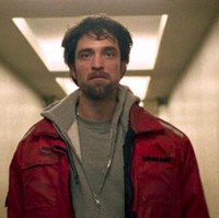 Robert Pattinson berperan sebagai perampok yang berusaha kabur dari polisi dalam film Good Time. Demi peran tersebut, ia rela meninggalkan hidup nyamannya sebagai selebriti, tinggal di apartemen bawah tanah dan hanya makan makanan kalengan. Aku tidak pernah buka jendela, tak ganti seprai dan aku tinggal di sana selama dua bulan, tuturnya, seperti dikutip dari Brightside. Foto: Istimewa