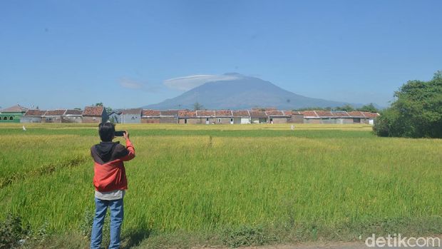 Mirip di Gunung Rinjani, 'Topi Awan' Juga Hiasi Gunung Ciremai