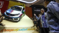 JK juga menyambangi booth Honda. JK datang dengan disambut Presiden Direktur Astra Prijono Sugiarto.