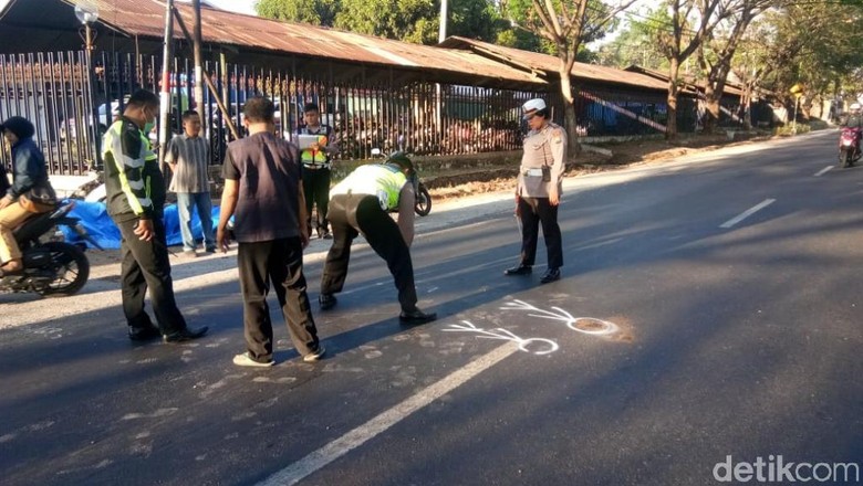 Motor Tabrak Truk Hendak Masuk Pabrik, Pasutri di Pasuruan Tewas Motor Tabrak Truk Hendak Masuk Pabrik, Pasutri di Pasuruan Tewas