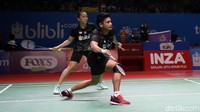 Pada gim pertama, Tontowi/Winny bermain cukup agresif. Poin demi poin dikumpulkan pasangan tersebut saat bertemu dengan wakil Thailand Nipitphon Phuangphuapet/Savitree Amitrapai.