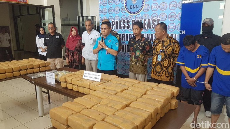 BNN Banten Tangkap Kurir yang Selundupkan Ganja 150 Kg dan Sabu 5,2 Kg BNN Banten Tangkap Kurir yang Selundupkan Ganja 150 Kg dan Sabu 5,2 Kg