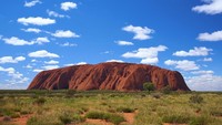 Batu ikonik ini begitu sakral bagi Suku Aborigin. Karena itulah mereka ingin adanya larangan ke mendaki ke batu setinggi 349 meter ini. (iStock)
