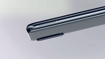 Begini tampak samping Mi A3, memperlihatkan tonjolan modul kamera belakangnya. (Foto: Dok. Xiaomi)