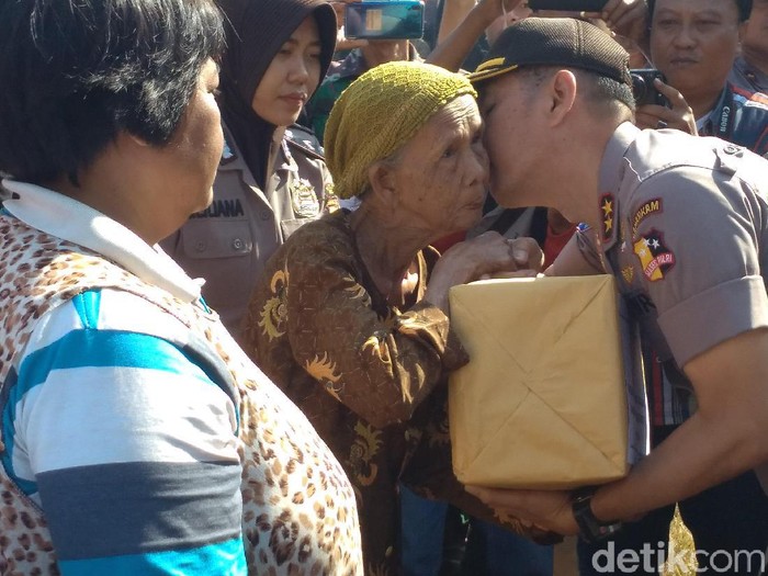 Gelar Bakti Sosial Pada 60 Ribu Warga, Polri Raih Rekor Muri